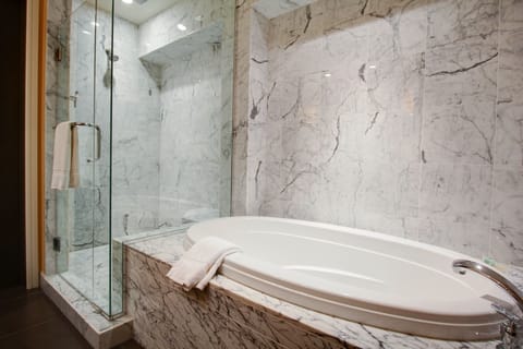 Deluxe Room, 1 King Bed, Oceanfront | Bathroom | Shower, designer toiletries, hair dryer, bathrobes