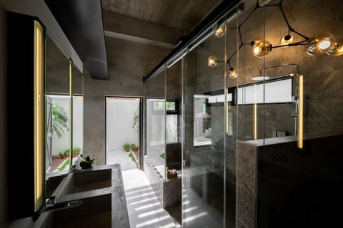 Luxury Double Room, 1 King Bed (VIP1) | Bathroom | Rainfall showerhead, free toiletries, hair dryer, slippers