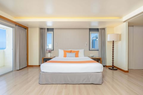 Seaview Deluxe Room | Pillowtop beds, minibar, in-room safe, blackout drapes