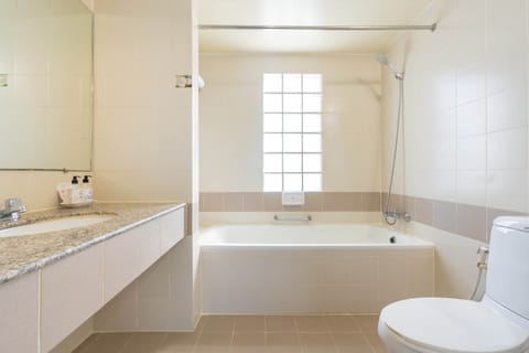 Seaview Deluxe Room | Bathroom | Free toiletries, hair dryer, towels