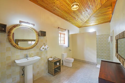 Deluxe Cottage, Multiple Beds, Park View | Bathroom | Deep soaking tub, free toiletries, slippers, towels