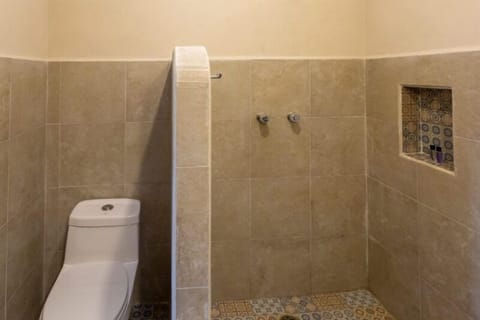 Standard King Room | Bathroom | Shower, free toiletries, towels