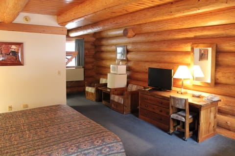 Log Room 1 King (Deluxe w/Sleeper Sofa) | Desk, iron/ironing board, cribs/infant beds, rollaway beds