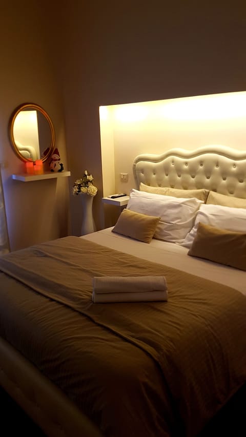 Deluxe Double Room, Ensuite | Premium bedding, minibar, individually decorated, individually furnished