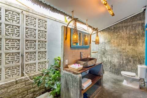 3 Bedrooms Ocean Villa	 | Bathroom | Shower, free toiletries, hair dryer, slippers