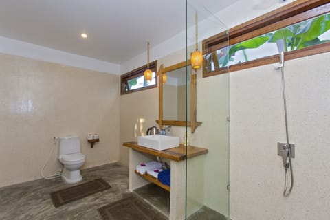 Deluxe Room, Garden View | Bathroom | Shower, free toiletries, hair dryer, slippers
