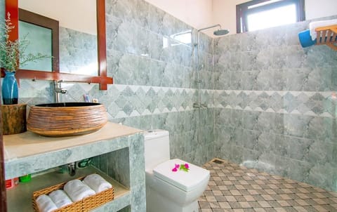 Deluxe Room, Balcony, Sea View | Bathroom | Shower, free toiletries, hair dryer, slippers