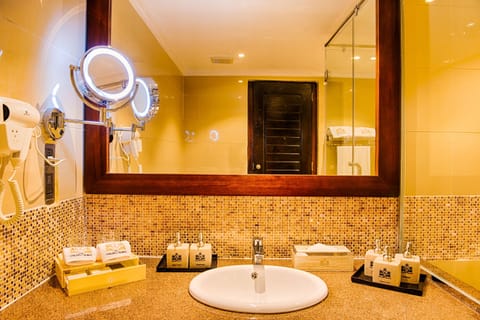 Deluxe Double or Twin Room, Non Smoking | Bathroom | Separate tub and shower, deep soaking tub, rainfall showerhead