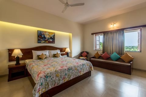 Deluxe Room, 1 King Bed | Premium bedding, desk, rollaway beds