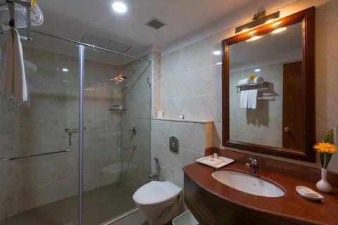 Deluxe Room, 1 King Bed | Bathroom | Shower, free toiletries, towels