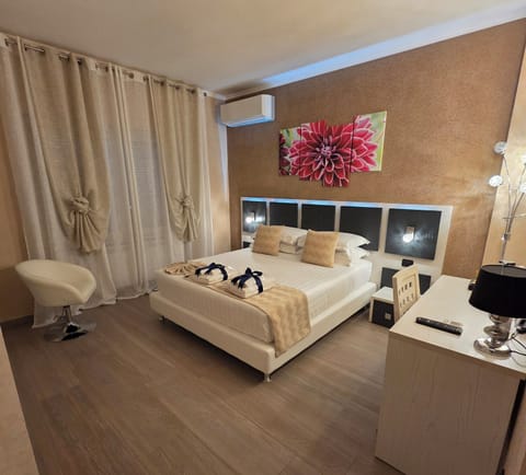 Deluxe Room | Premium bedding, minibar, in-room safe, desk