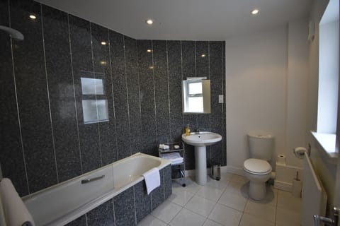 Superior Double Room | Bathroom | Towels