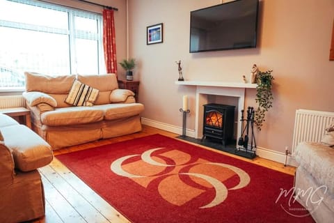 32-inch Smart TV with satellite channels, TV