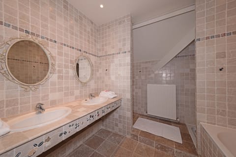 Superior Double Room, 1 King Bed, Garden Area | Bathroom | Free toiletries, hair dryer, bathrobes, slippers