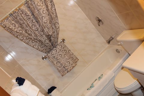 Family Room | Bathroom | Combined shower/tub, free toiletries, towels