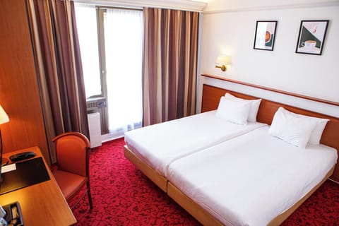 Deluxe Double Room with Balcony | Minibar, in-room safe, desk, laptop workspace