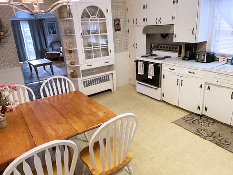 House, 3 Bedrooms (#173) | Private kitchen | Fridge, microwave, stovetop, coffee/tea maker