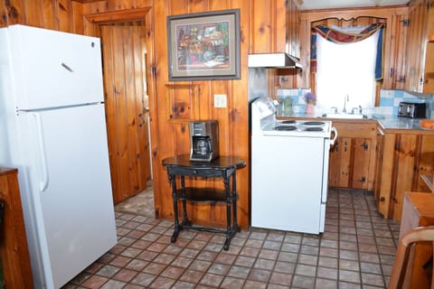 Cottage, 2 Bedrooms (#9) | Private kitchen | Fridge, microwave, stovetop, coffee/tea maker