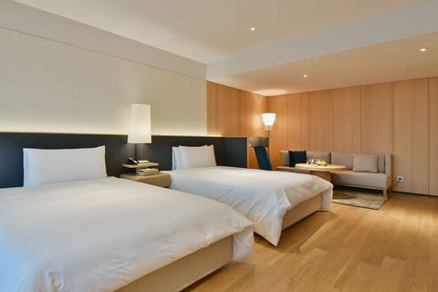 Premier Twin Room (High Floor- ten years old and above guests only) | Premium bedding, down comforters, free minibar, in-room safe