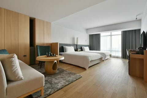 Deluxe Twin Room (10 years old and above guests only) | Premium bedding, down comforters, free minibar, in-room safe