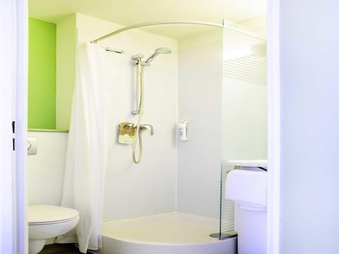 Triple Room, Multiple Beds | Desk, soundproofing, iron/ironing board, free cribs/infant beds