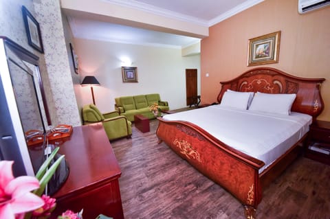 Deluxe Double Room, Private Bathroom, Ocean View | Desk, bed sheets