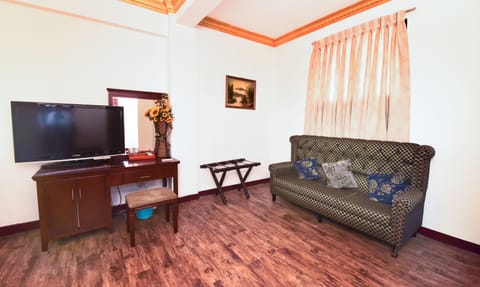 Standard Double Room | Living area | Flat-screen TV