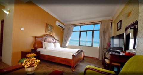 Deluxe Double Room, Private Bathroom, Ocean View | Desk, bed sheets