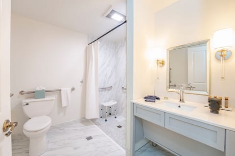 Standard Single Room, 1 King Bed | Bathroom | Shower, free toiletries, hair dryer, bathrobes
