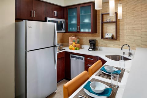 Full-size fridge, microwave, stovetop, dishwasher