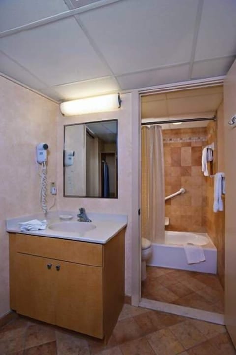 Classic Room, Multiple Beds, Kitchenette, Ocean View | Bathroom | Combined shower/tub, free toiletries, hair dryer, towels