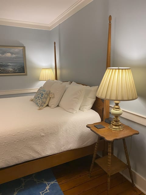 Room, 1 King Bed, Garden View (Navigator’s Quarters) | Individually decorated, individually furnished, iron/ironing board