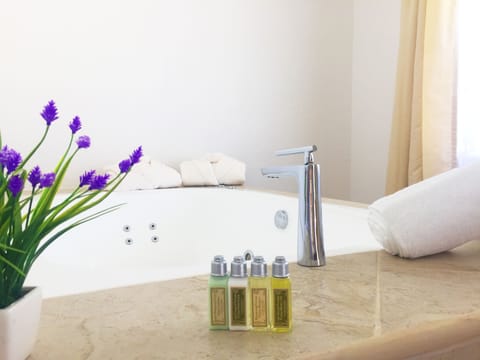 Master Suite | Jetted tub