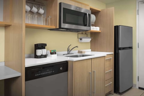 Full-size fridge, microwave, dishwasher, coffee/tea maker