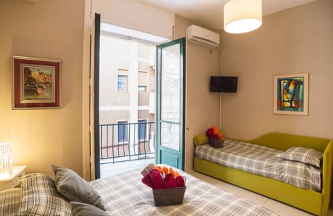 Triple Room, Ensuite | Desk, free WiFi, bed sheets