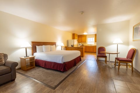 Suite, 1 King Bed, Kitchen | Desk, iron/ironing board, free WiFi, bed sheets