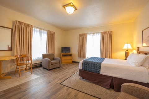 Deluxe Suite, 2 Bedrooms, Kitchen | Desk, iron/ironing board, rollaway beds, free WiFi