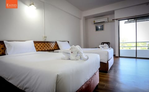 Deluxe Room, 1 King Bed | Desk, blackout drapes, free WiFi, bed sheets