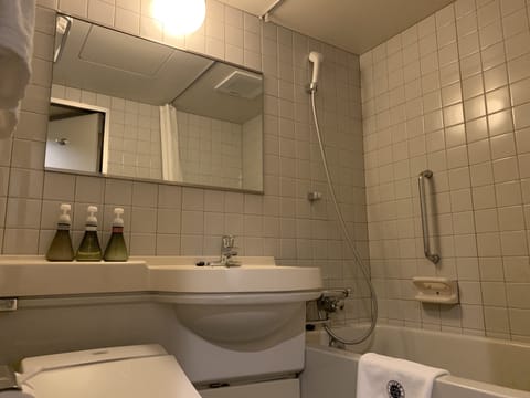 Deluxe Room, Non Smoking | Bathroom | Combined shower/tub, free toiletries, hair dryer, bathrobes