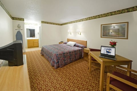 Room, 1 King Bed | Iron/ironing board, free WiFi