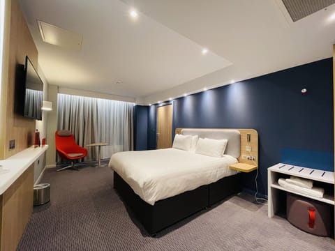 Standard Room, 1 King Bed, Accessible | In-room safe, desk, blackout drapes, soundproofing