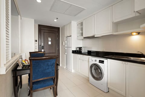 Grand Deluxe | Private kitchen | Fridge, microwave, coffee/tea maker