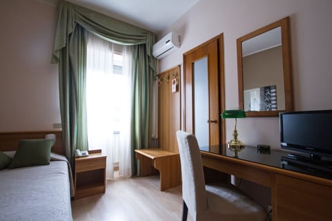 Down comforters, in-room safe, desk, blackout drapes