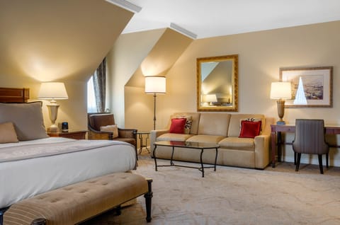 Suite, 1 King Bed (Petite Suite) | Premium bedding, minibar, in-room safe, desk