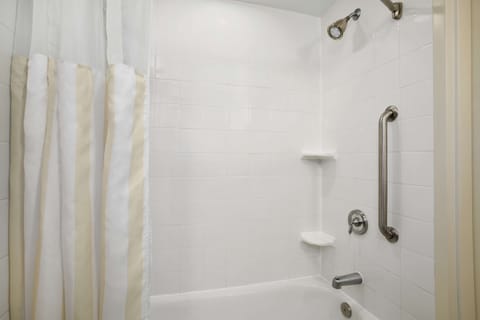 Combined shower/tub, free toiletries, hair dryer, towels