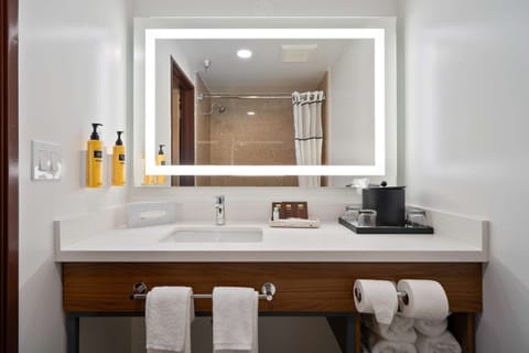 Combined shower/tub, eco-friendly toiletries, hair dryer, towels