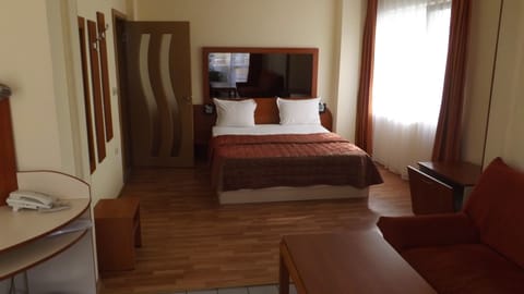 Family Studio, 1 Bedroom, Ensuite | Egyptian cotton sheets, Select Comfort beds, in-room safe, desk