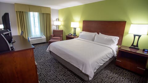 Standard Room, 1 King Bed | Premium bedding, in-room safe, desk, blackout drapes