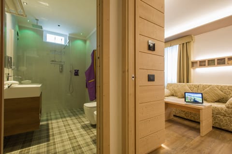 Family Suite, 2 Bedrooms, Connecting Rooms | Bathroom | Shower, rainfall showerhead, hair dryer, bidet
