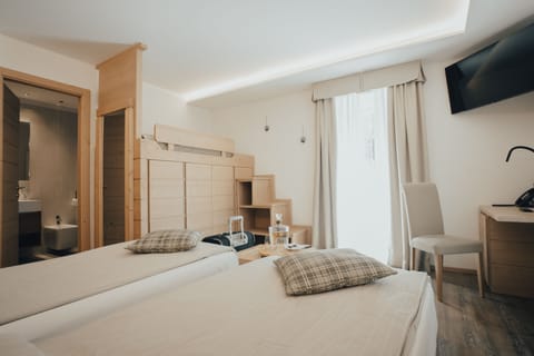 Deluxe Double or Twin Room | Down comforters, minibar, in-room safe, desk